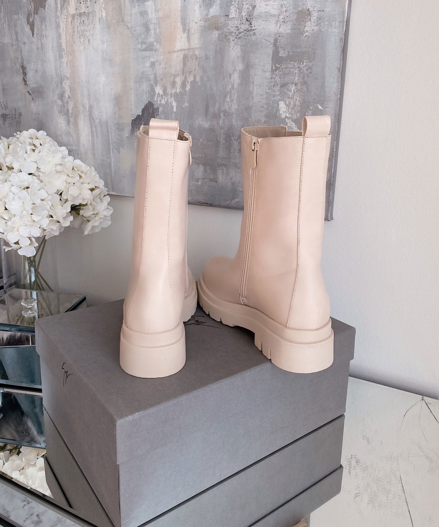 Lange beige Stiefel