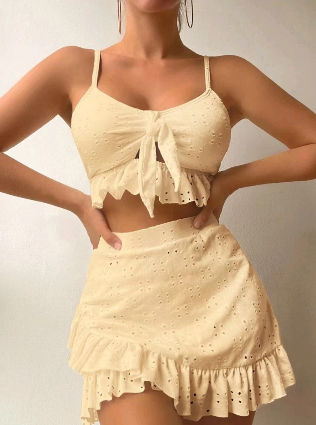 2-teiliges Boho Set mit Lochstickerei – Rüschen Crop Top & Minirock für Damen