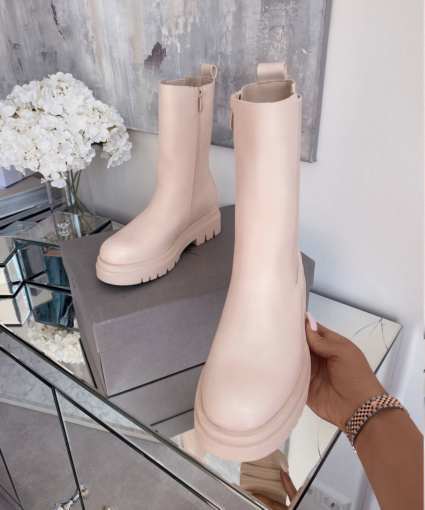 Lange beige Stiefel