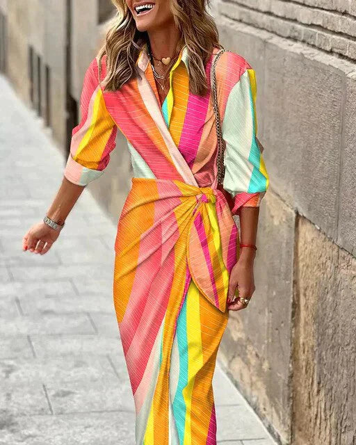 Wickelkleid mit grafischem Print und Hemdkragen – Elegant & Modern