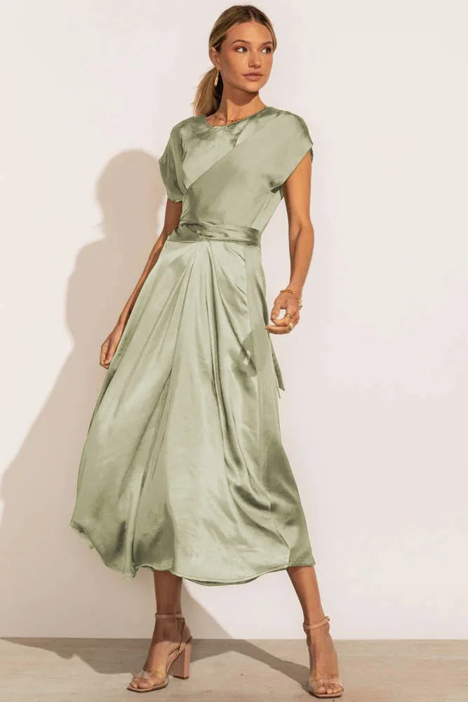 Elegantes Satin Midikleid mit Wickeloptik und Fließendem Rock – Perfektes Outfit für Sommer-Events, Hochzeiten & Abendlooks