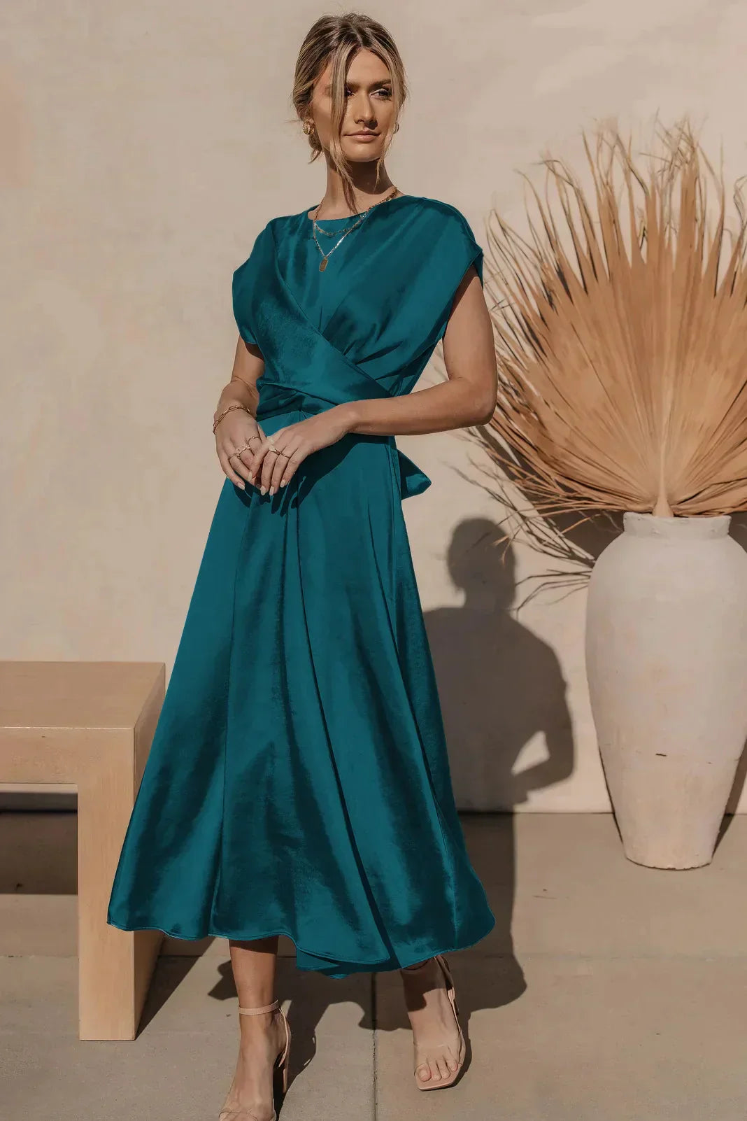 Elegantes Satin Midikleid mit Wickeloptik und Fließendem Rock – Perfektes Outfit für Sommer-Events, Hochzeiten & Abendlooks