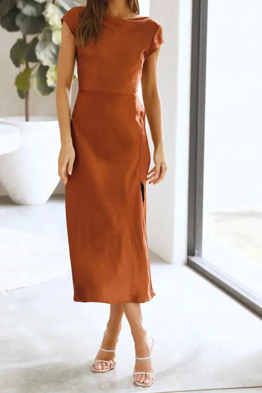 Elegantes Satin Midikleid – Ärmelloses Abendkleid mit fließendem Schnitt