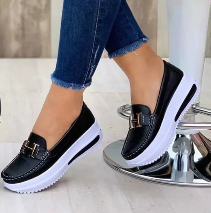 Bequeme Damen-Loafer mit Plateau-Sohle und modischer Metallspange für stilvollen Alltagslook und extra Komfort