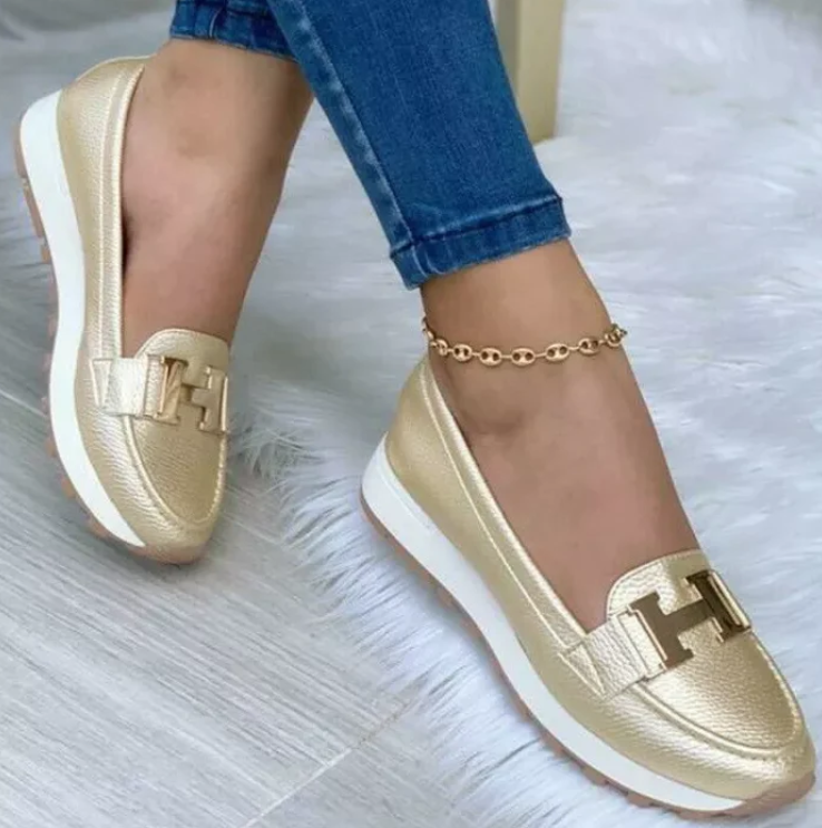 Bequeme Damen-Loafer mit Plateau-Sohle und modischer Metallspange für stilvollen Alltagslook und extra Komfort