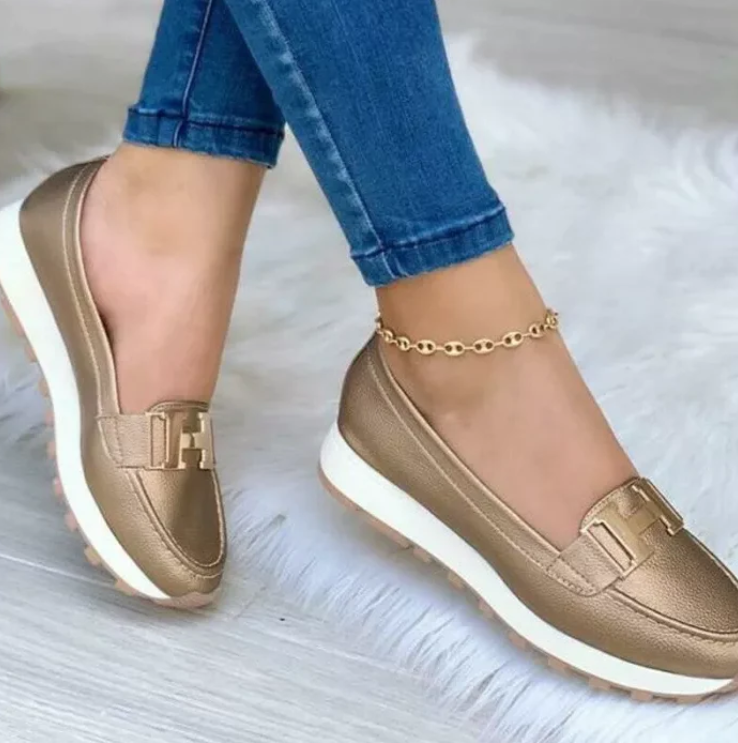 Bequeme Damen-Loafer mit Plateau-Sohle und modischer Metallspange für stilvollen Alltagslook und extra Komfort