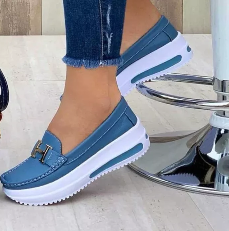 Bequeme Damen-Loafer mit Plateau-Sohle und modischer Metallspange für stilvollen Alltagslook und extra Komfort