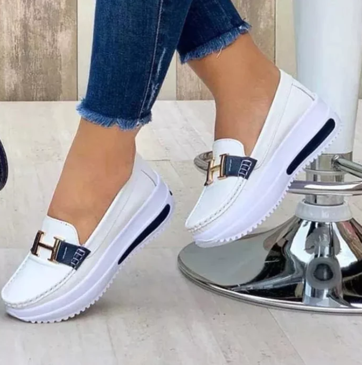 Bequeme Damen-Loafer mit Plateau-Sohle und modischer Metallspange für stilvollen Alltagslook und extra Komfort