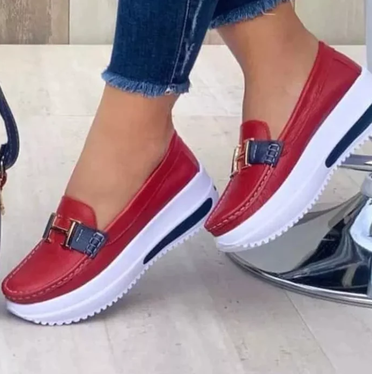 Bequeme Damen-Loafer mit Plateau-Sohle und modischer Metallspange für stilvollen Alltagslook und extra Komfort