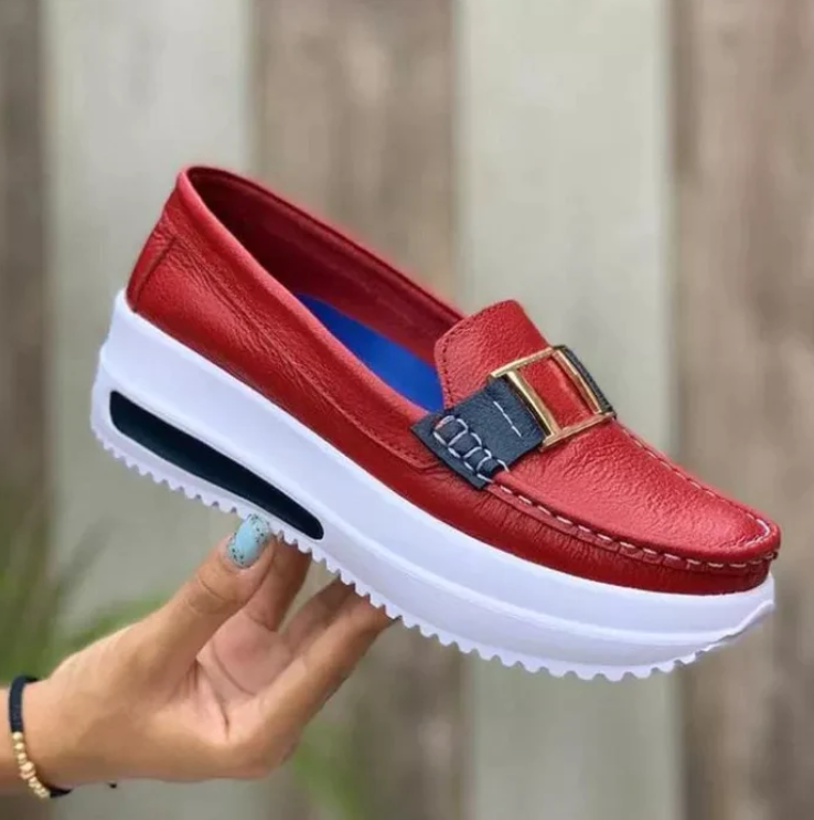 Bequeme Damen-Loafer mit Plateau-Sohle und modischer Metallspange für stilvollen Alltagslook und extra Komfort