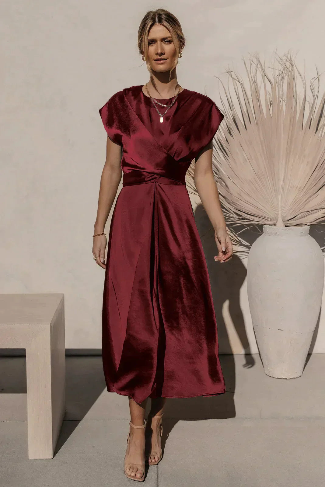Elegantes Satin Midikleid mit Wickeloptik und Fließendem Rock – Perfektes Outfit für Sommer-Events, Hochzeiten & Abendlooks