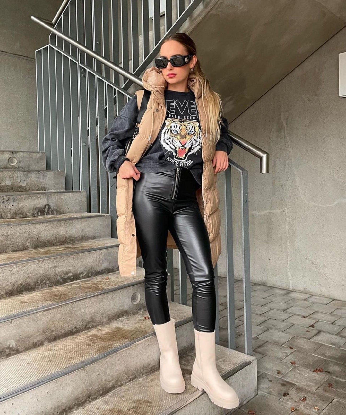 Lange beige Stiefel