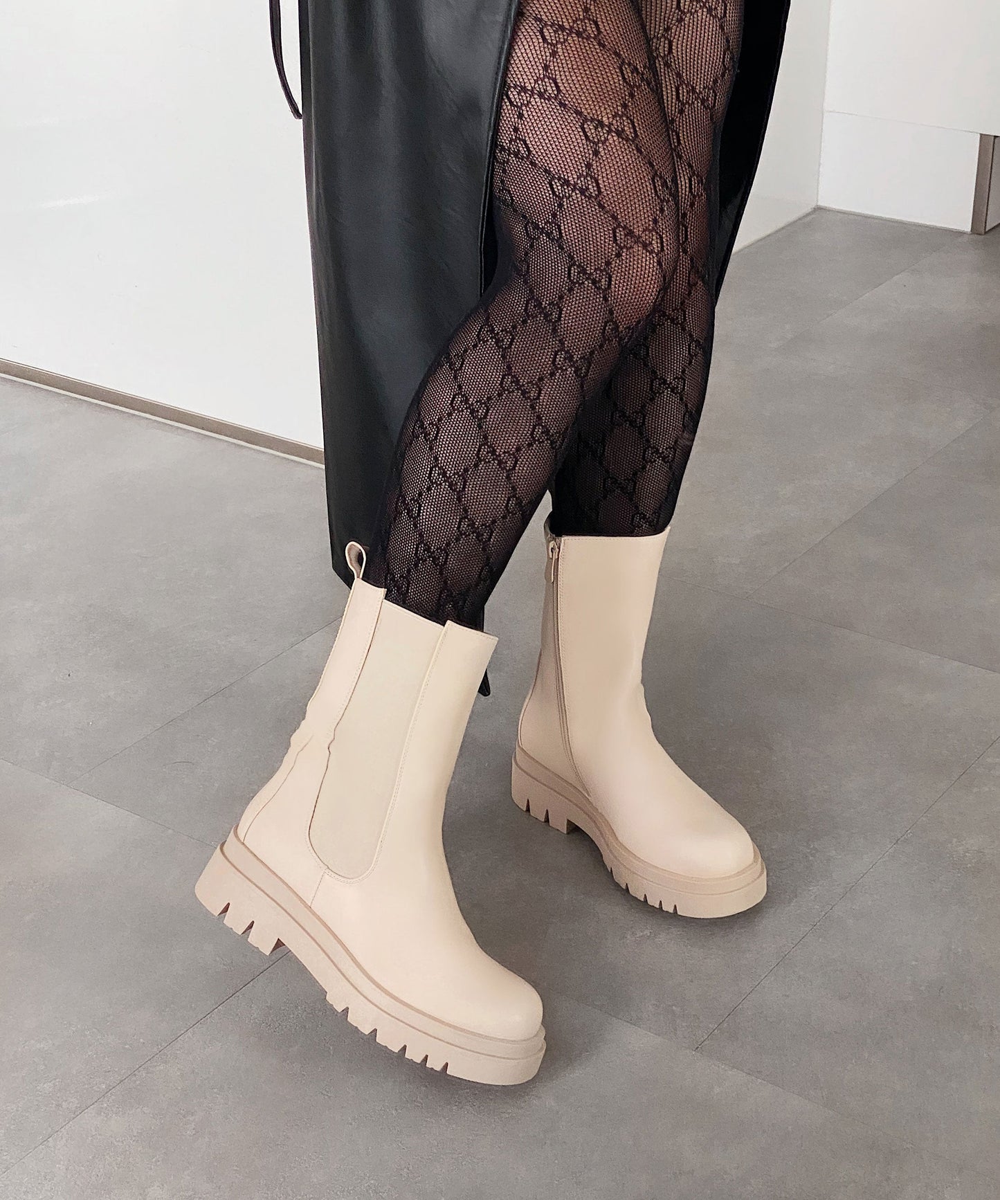 Lange beige Stiefel