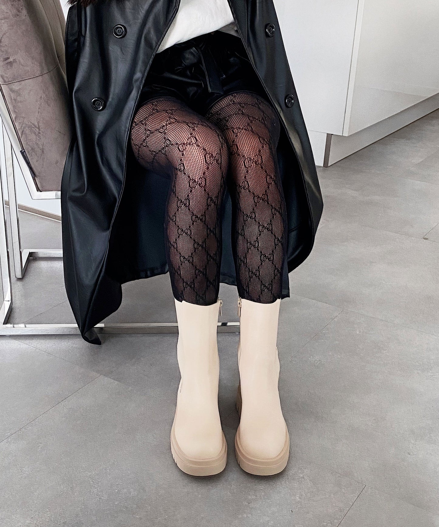 Lange beige Stiefel