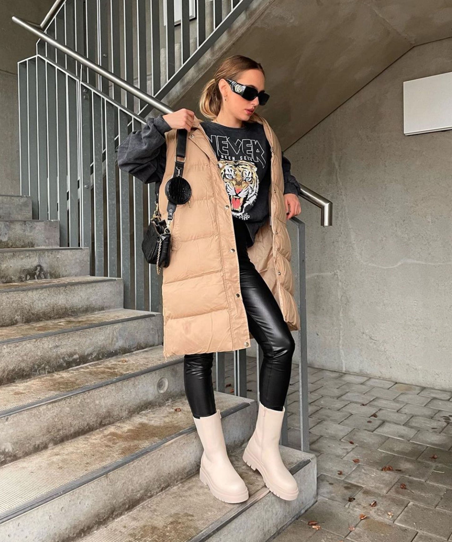Lange beige Stiefel