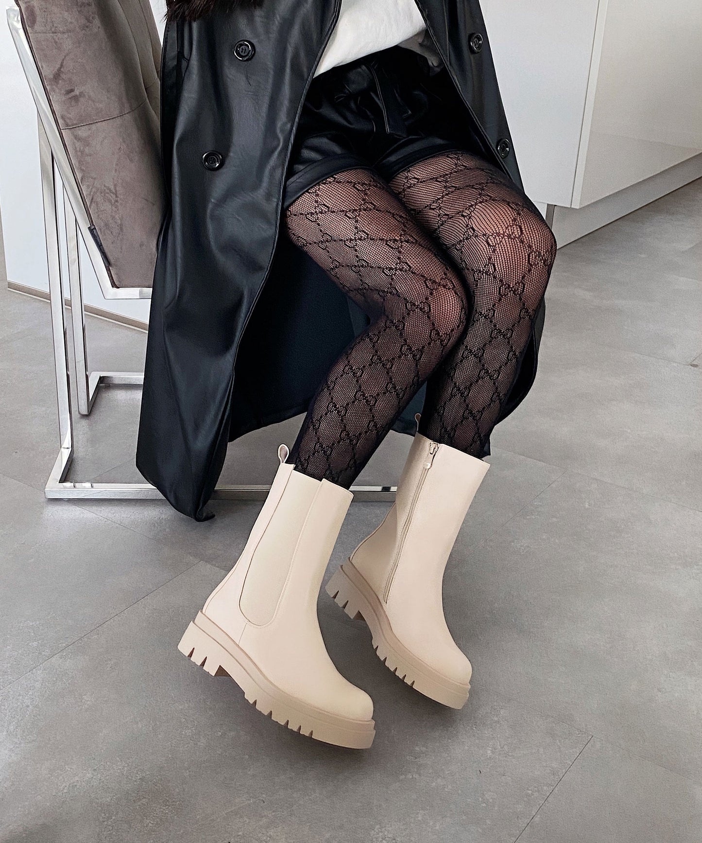 Lange beige Stiefel