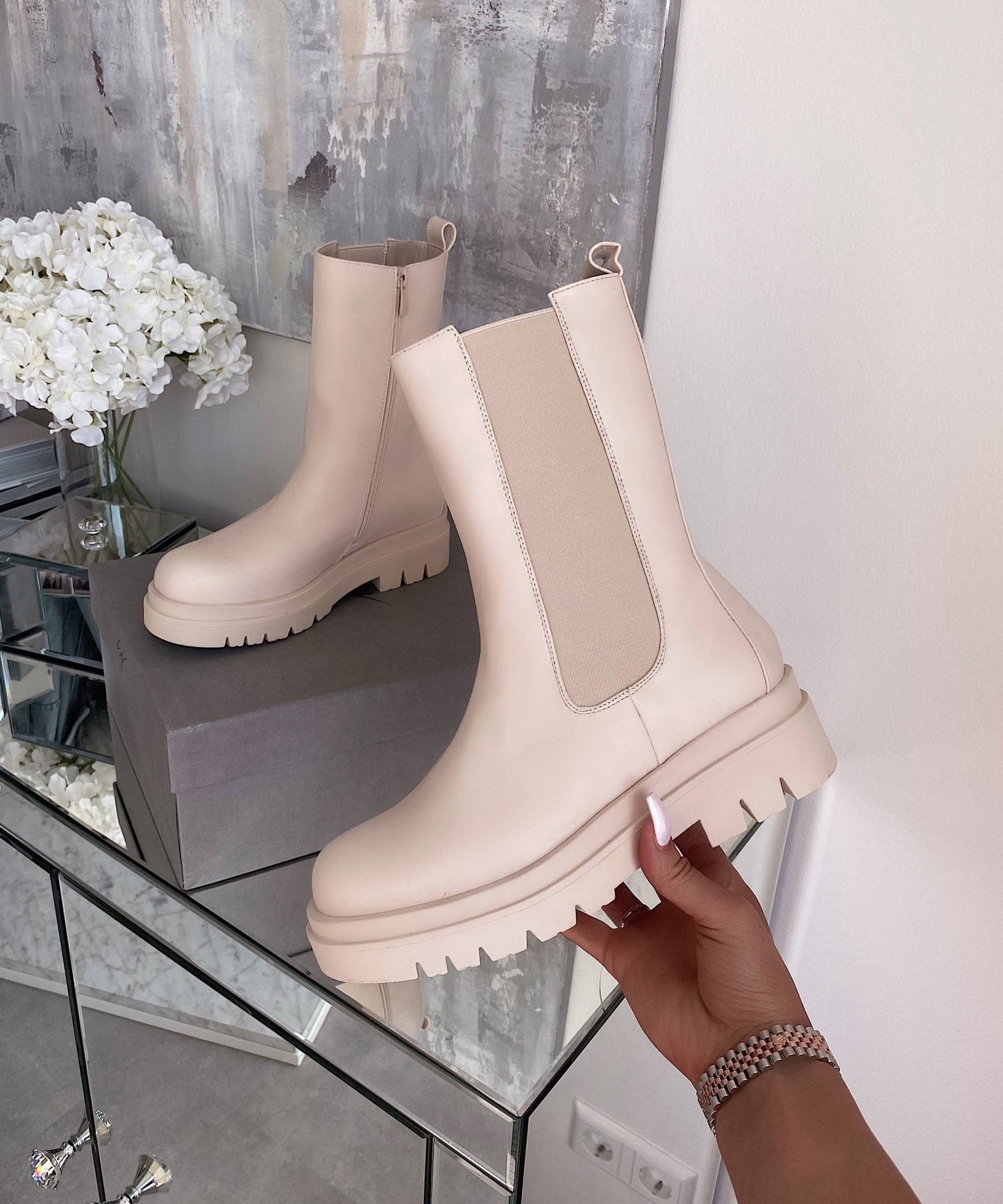 Lange beige Stiefel