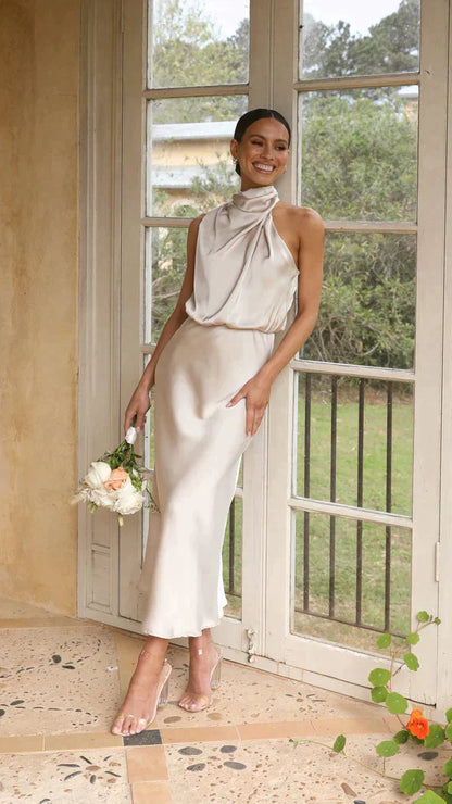 Satinkleid mit Drapierung und Stehkragen – Elegante Brautjungfern- oder Abendmode