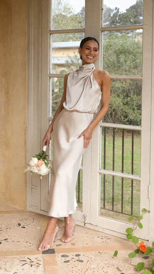 Satinkleid mit Drapierung und Stehkragen – Elegante Brautjungfern- oder Abendmode