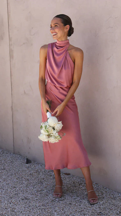 Satinkleid mit Drapierung und Stehkragen – Elegante Brautjungfern- oder Abendmode