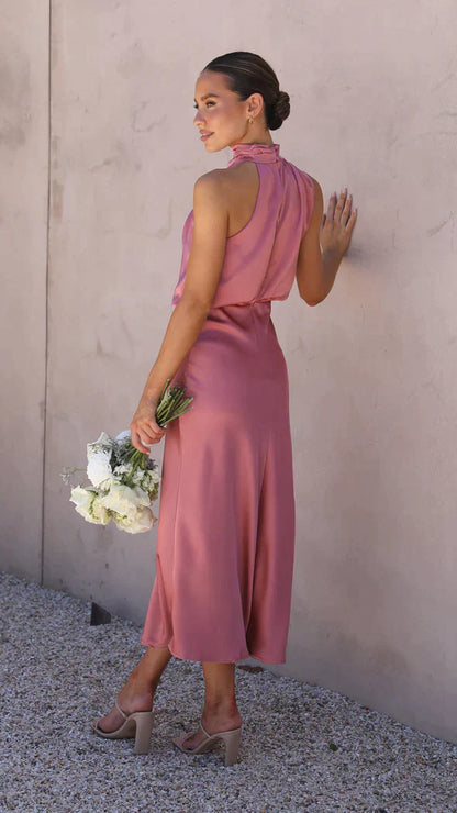 Satinkleid mit Drapierung und Stehkragen – Elegante Brautjungfern- oder Abendmode