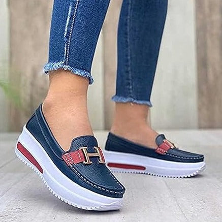 Bequeme Damen-Loafer mit Plateau-Sohle und modischer Metallspange für stilvollen Alltagslook und extra Komfort
