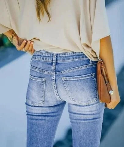 Modische High-Waist Schlagjeans für Damen mit Knopfleiste, figurbetontem Schnitt und ausgestelltem Bein für einen Retro-Style