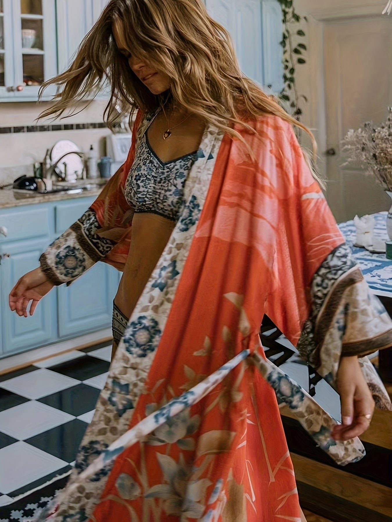 Langer Kimono mit Blumenmuster – Boho Maxikleid mit Gürtel und weitem Schnitt