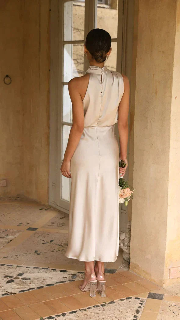 Satinkleid mit Drapierung und Stehkragen – Elegante Brautjungfern- oder Abendmode