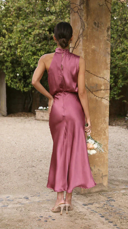 Satinkleid mit Drapierung und Stehkragen – Elegante Brautjungfern- oder Abendmode