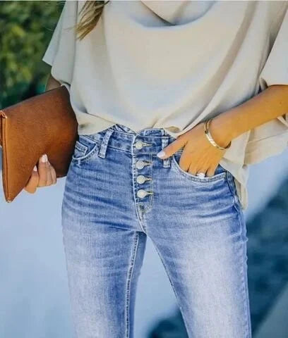 Modische High-Waist Schlagjeans für Damen mit Knopfleiste, figurbetontem Schnitt und ausgestelltem Bein für einen Retro-Style