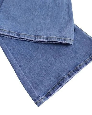 Modische High-Waist Schlagjeans für Damen mit Knopfleiste, figurbetontem Schnitt und ausgestelltem Bein für einen Retro-Style