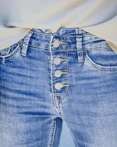 Modische High-Waist Schlagjeans für Damen mit Knopfleiste, figurbetontem Schnitt und ausgestelltem Bein für einen Retro-Style
