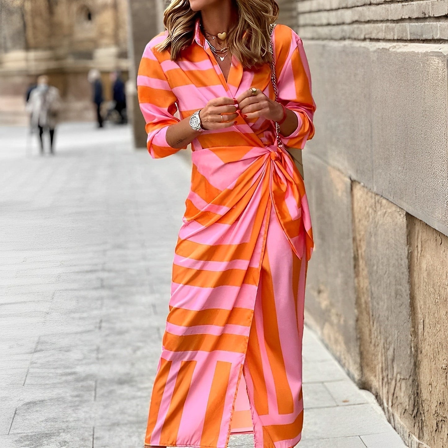 Wickelkleid mit Streifenmuster – Elegantes Midikleid mit Knoten und Kragen