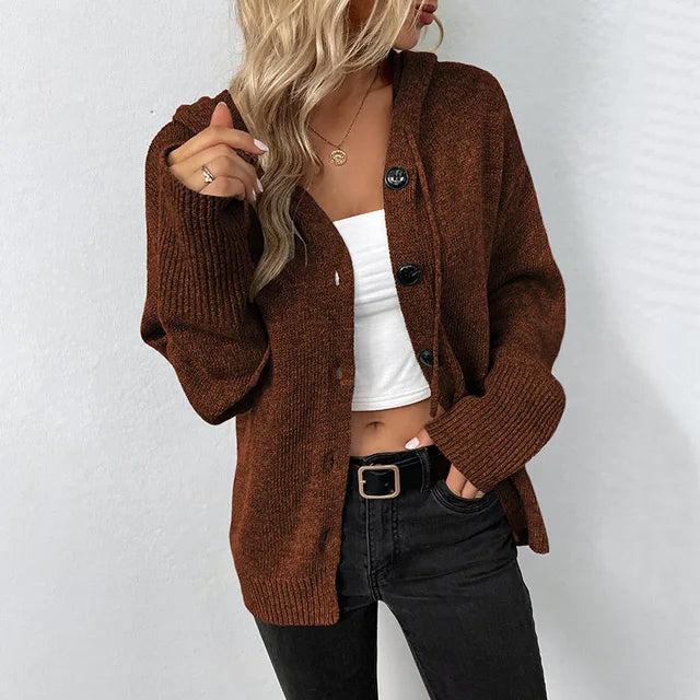Sienna – Kuschelige Strickjacke mit Kapuze & Knopfleiste