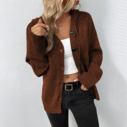 Sienna – Kuschelige Strickjacke mit Kapuze & Knopfleiste