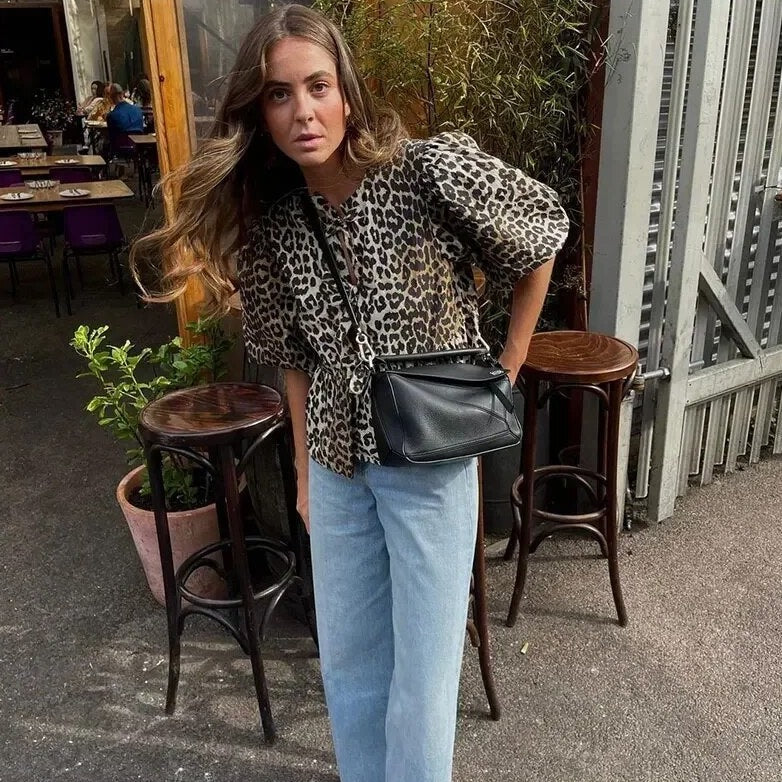 Trendige Damenbluse mit Puffärmeln und wildem Animalprint – Modisches Statement für Streetstyle-Looks