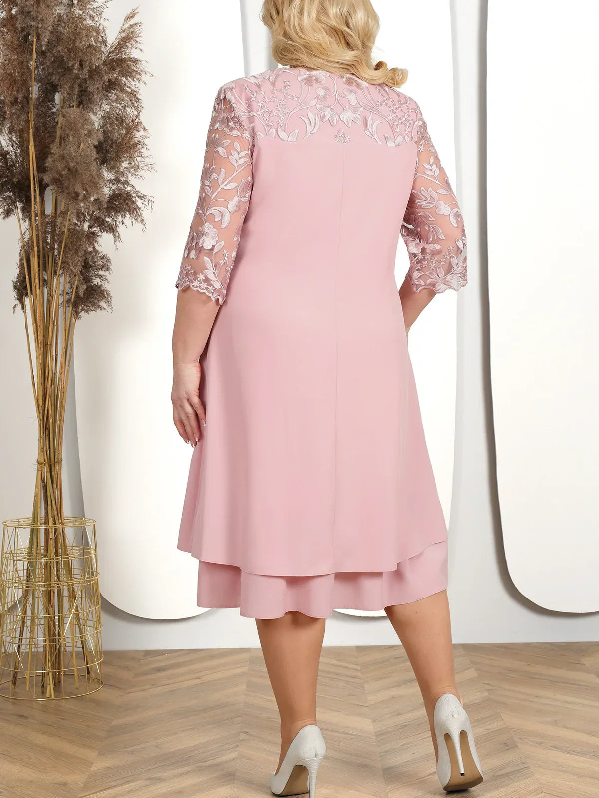 Juliann – Elegantes Übergrößen-Kleid mit Blumenstickerei