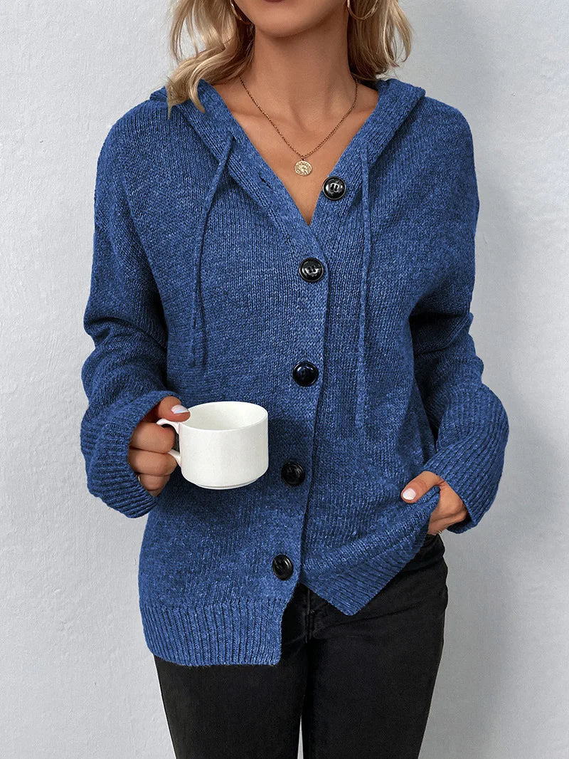 Sienna – Kuschelige Strickjacke mit Kapuze & Knopfleiste