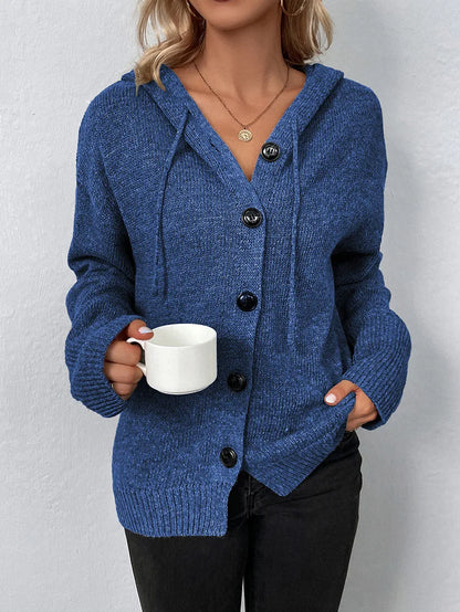 Sienna – Kuschelige Strickjacke mit Kapuze & Knopfleiste