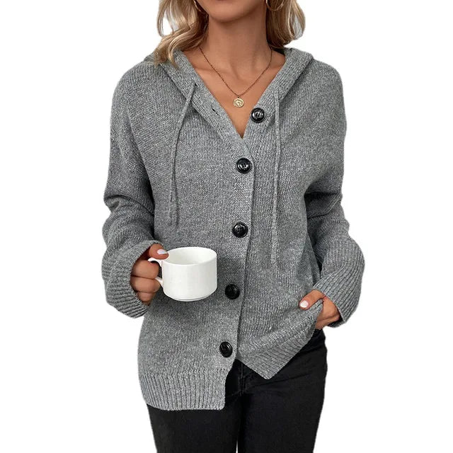 Sienna – Kuschelige Strickjacke mit Kapuze & Knopfleiste