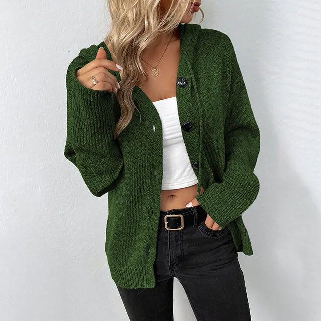 Sienna – Kuschelige Strickjacke mit Kapuze & Knopfleiste