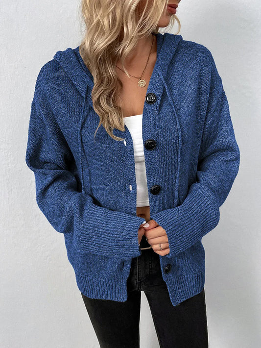 Sienna – Kuschelige Strickjacke mit Kapuze & Knopfleiste
