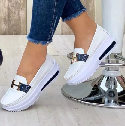 Bequeme Damen-Loafer mit Plateau-Sohle und modischer Metallspange für stilvollen Alltagslook und extra Komfort