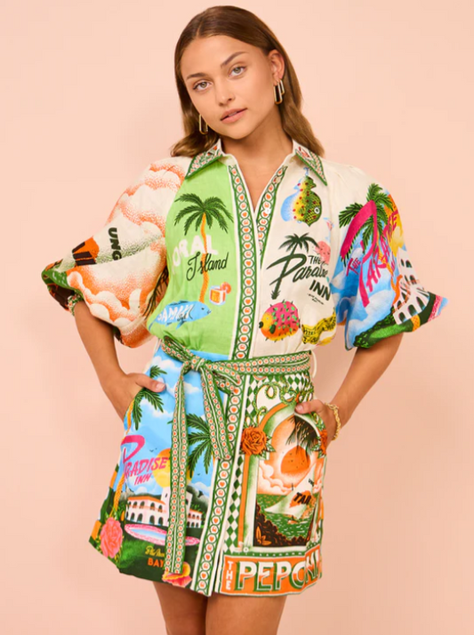 Ausgefallenes Kurzarm-Kleid mit Urlaubsmotiven, Hemdkragen und Taillengürtel – Sommerkleid für Strand, Freizeit & Resort-Look