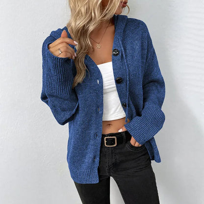 Sienna – Kuschelige Strickjacke mit Kapuze & Knopfleiste