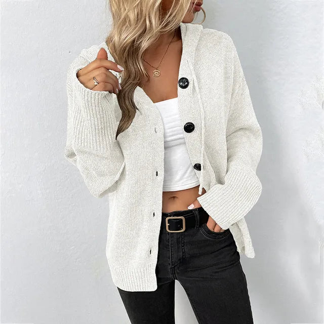 Sienna – Kuschelige Strickjacke mit Kapuze & Knopfleiste