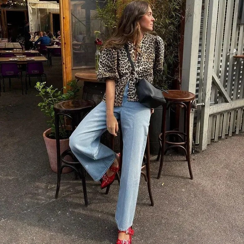Trendige Damenbluse mit Puffärmeln und wildem Animalprint – Modisches Statement für Streetstyle-Looks