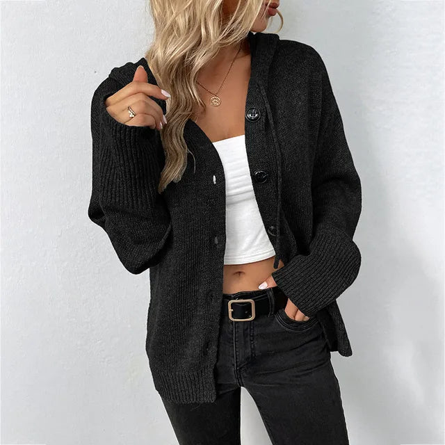 Sienna – Kuschelige Strickjacke mit Kapuze & Knopfleiste
