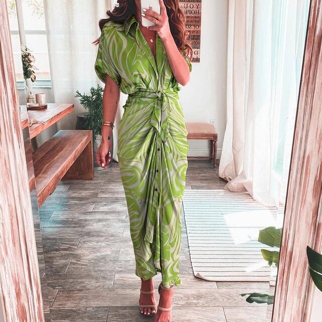 Wickelkleid im Hemdblusen-Stil mit Knoten und abstraktem Muster – Eleganter Maxilook